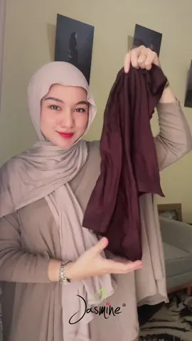 Brownie emang cakep banget sih warna nyaa..iya kan 🙌😊 #pashminajasmine #pashminakaos #ootdhijab