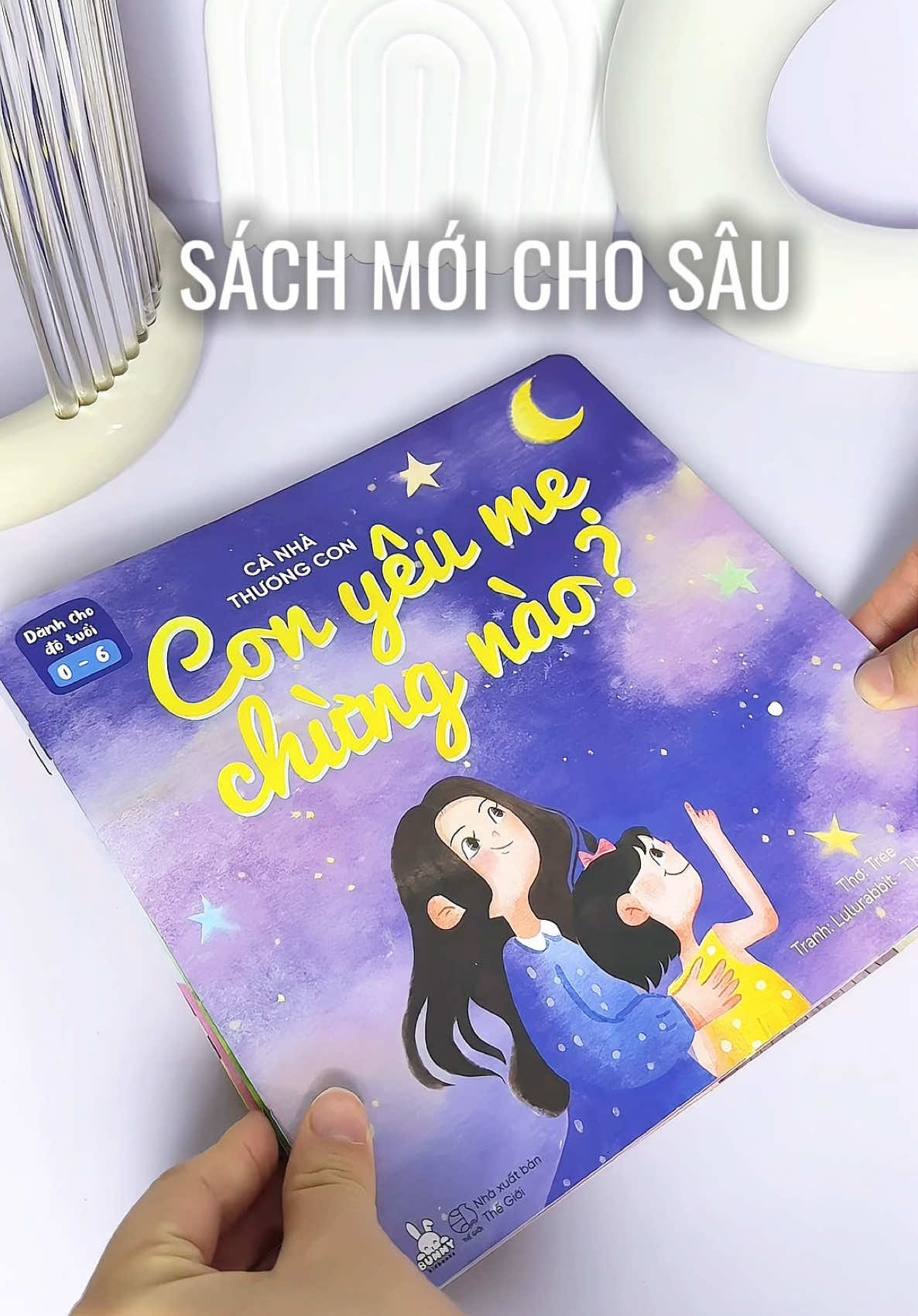 Bộ sách mới cho em bé của mẹ, là những vần thơ đong đầy yêu thương về tình cảm gia đình. Không những thế còn giúp con phât triển ngôn ngữ, tập nói nữa. Mong rằng con sẽ luôn hạnh phúc trong tình yêu mà mọi người trong gia đình dành cho con #xuhuong #viral #sachchobe #sachtapnoi #phattrienngonngu #mevabe #timebooks #bunnykidbooks 
