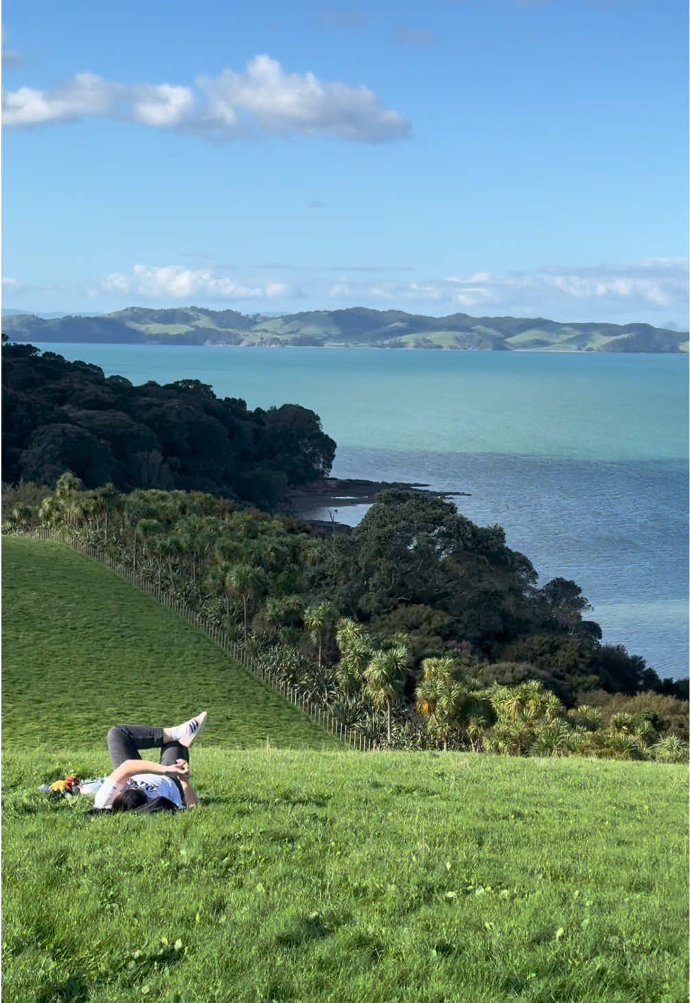Where the grassland meets the ocean🍃💚🩵🫧 #newzealand #auckland #scenery #sea #autumn #happiness 