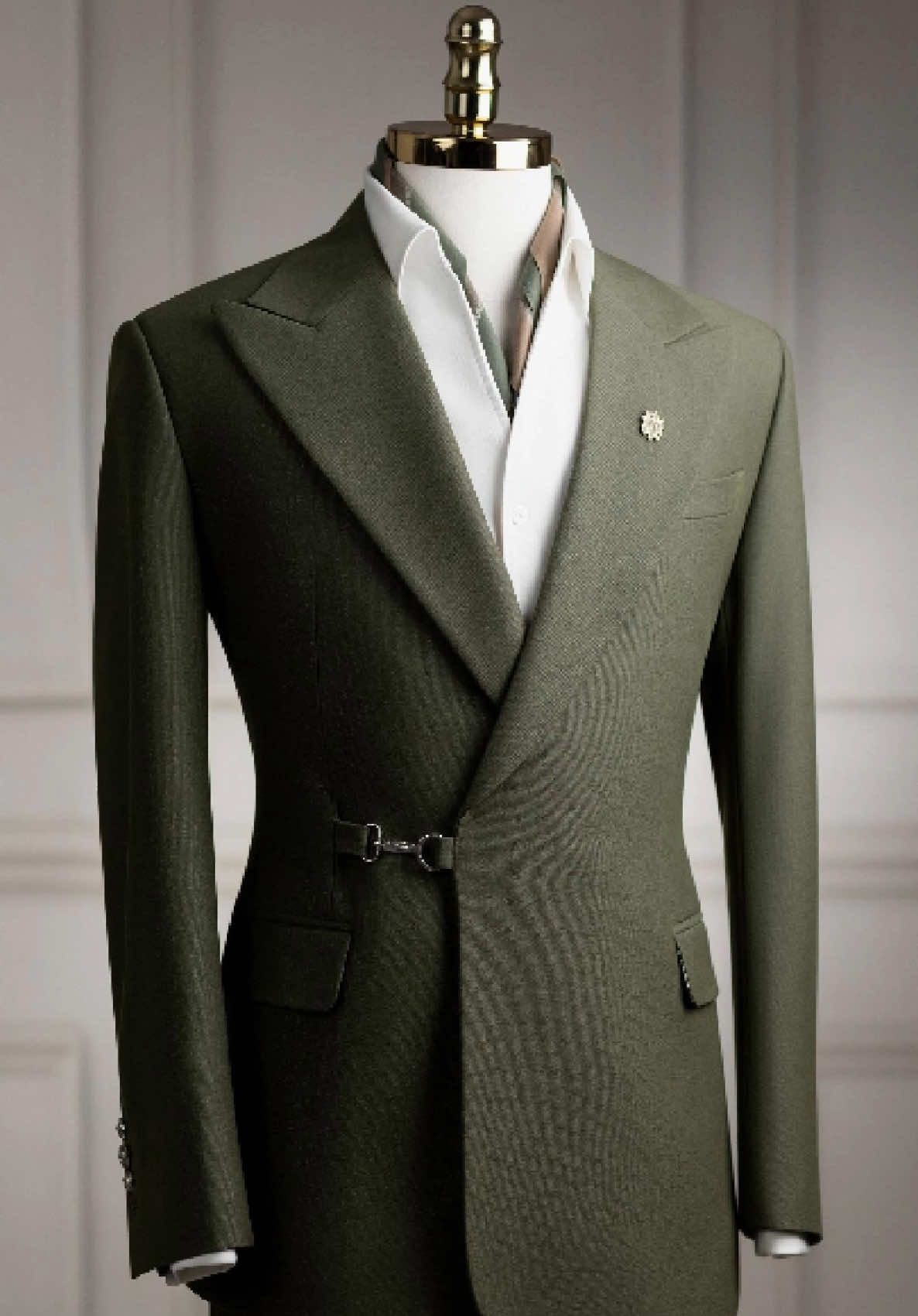 💚 Khuy cài độc đáo, màu rêu kim sa lấp lánh – chuẩn phong cách quý ông hiện đại... 💚 #linwedding #veston #suit #tuxedo #vestcuoi #chure