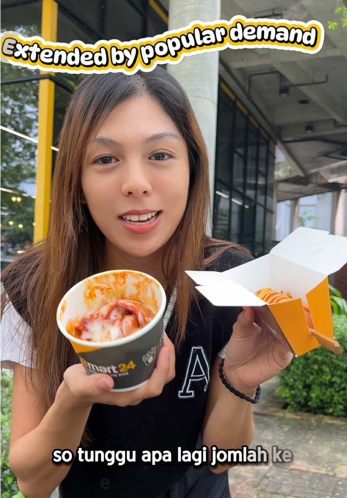 RM9.90 je untuk Korean set yang meletop! 🔥 Korang nak lagi, kita bagi! 🥳 🍗 Set A: Cupbap (Bulgogi Chicken/ Beef only) + Korean Honey Tea range (Iced) 🧀 Set B: Cheesy Tteokbokki + Original/ Nutty Corn Sausage Promo extended sampai 2 June so better hurry to emart24, tak sempat nanti rugi 😜 #helloneighbour #emart24 #emart24my #RasaKoreaJimatGiler 