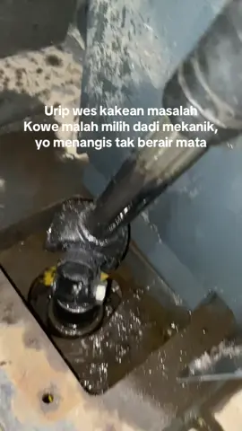 Diputer kok muncrat #mekanik #mekaniktiktok #mekanikmuda #mekanikindonesia #mekaniktambang #mekanikalatberat #mekanikalatberat🛠🔧 #anaktambang #mekaniktiktok 