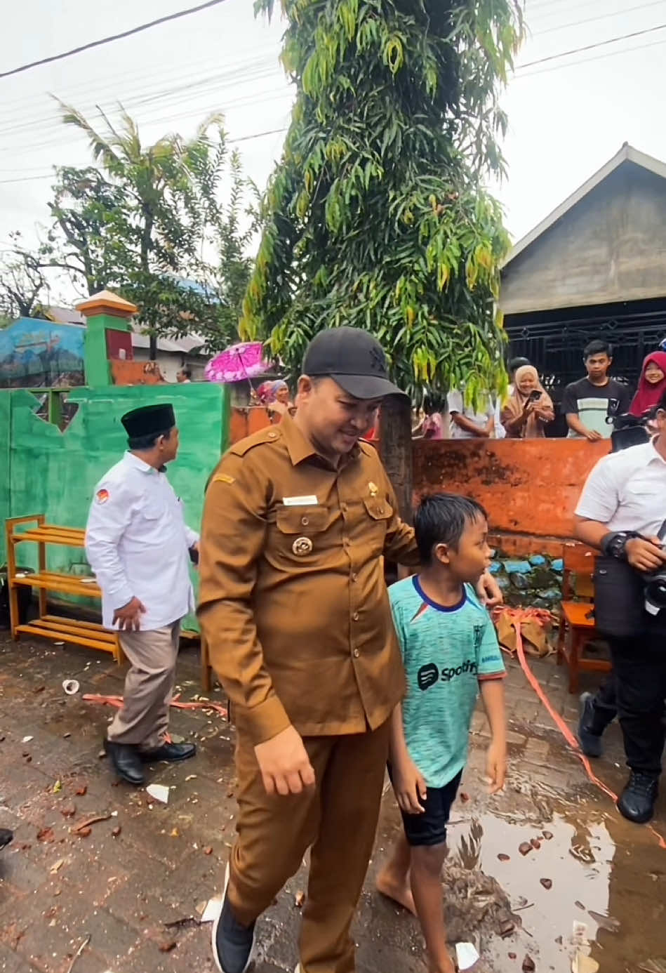 Mas rusdi mengunjungi sdn petung 3 dan melihat langsung kondisi sekolah tersebut yang dalam keadaan rusak parah , mas rusdi dengan dinas pendidikan mengupayakan untuk renovasi sekolah sdn petung 3 untuk segera di perbaiki okeh dinas pendidikan  #fyp #fyppppppppppppppppppppppp #berandatiktok #masrusdi #masbupati #fyptiktok @Mas Rusdi Menyapa @rusdi.sutejo 