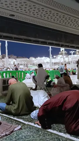 seseorang sedang menikmati bacaan Al-Qur'an di pelataran ka'bah.. semoga kita bisa berhaji dan umroh seperti mereka. aamiin.🥰 . #subuh #makkah #masjidilharam #haji #umroh #haji2025 #kabah #alquran 