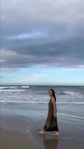 【アーシング】 浜辺でアーシング 放電浄化中 ふとアーシングがしたくなって海にきました 大地に直接触れ、身体に溜まった疲れやいろんな想いを放つ… そして大地からは無限のエネルギーをいただく… そんなひとときはきっとあなたを癒してくれるはず スカート、波でびしょ濡れになりました（笑） #yoga #enishi #healing #sea#mindfu#yoga #enishit#healingy#sea#mindfulnessx#mindsett#holiday #縁#earthingドフルネス #マインドセット#meditation #ポーズ#ポーズ #アーシング #60#60代るヨガ #美と健康 #年齢はただの数字 #美活倶楽部 #エイジレス 