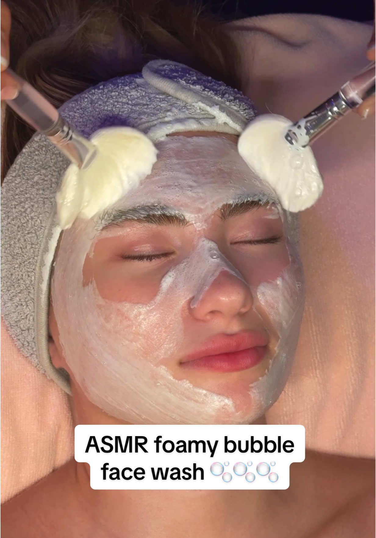 The foam + these brushes feel too good🫧 Book your ASMR session with me for non stop tingles✨ Booking in Newport Beach #asmr #asmrskincare #asmrfacial #asmrcrunch #asmrmassage 