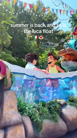 IT IS SO CUTE #luca #lucapixar #albertoscorfano #pixarfext #disneyland #italian #lucaandalberto #bettertogetherparade 