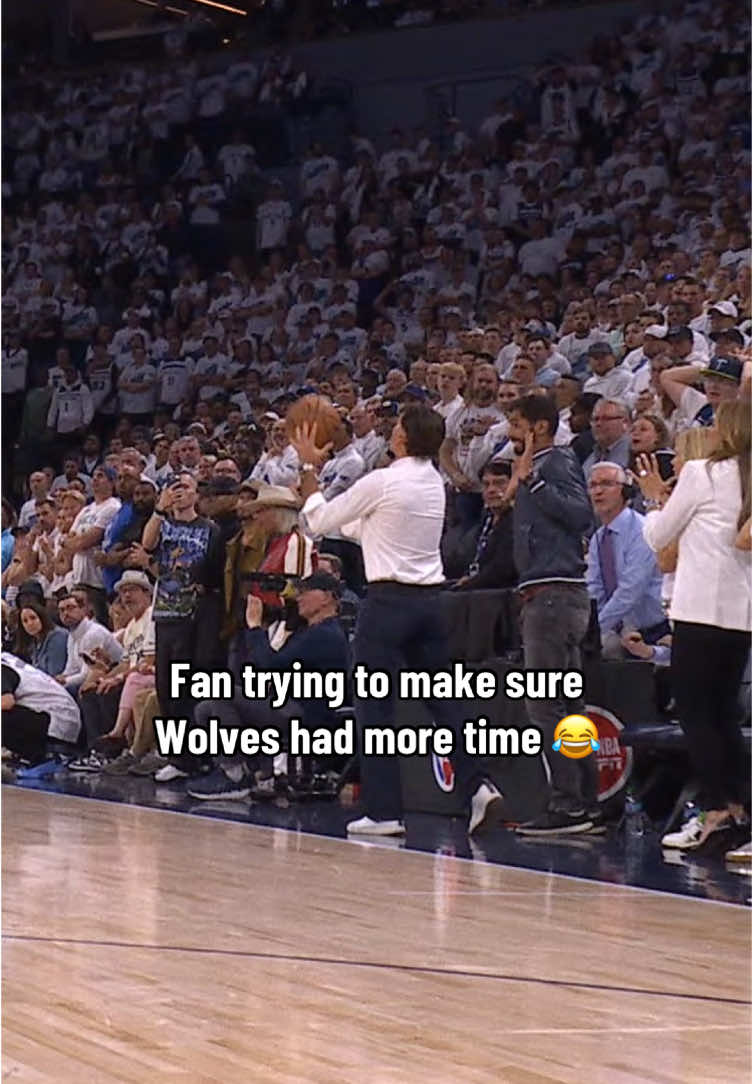 Weird ending as a fan caught the ball out of bounds 😅 #NBA #basketball #timberwolves #thunder 
