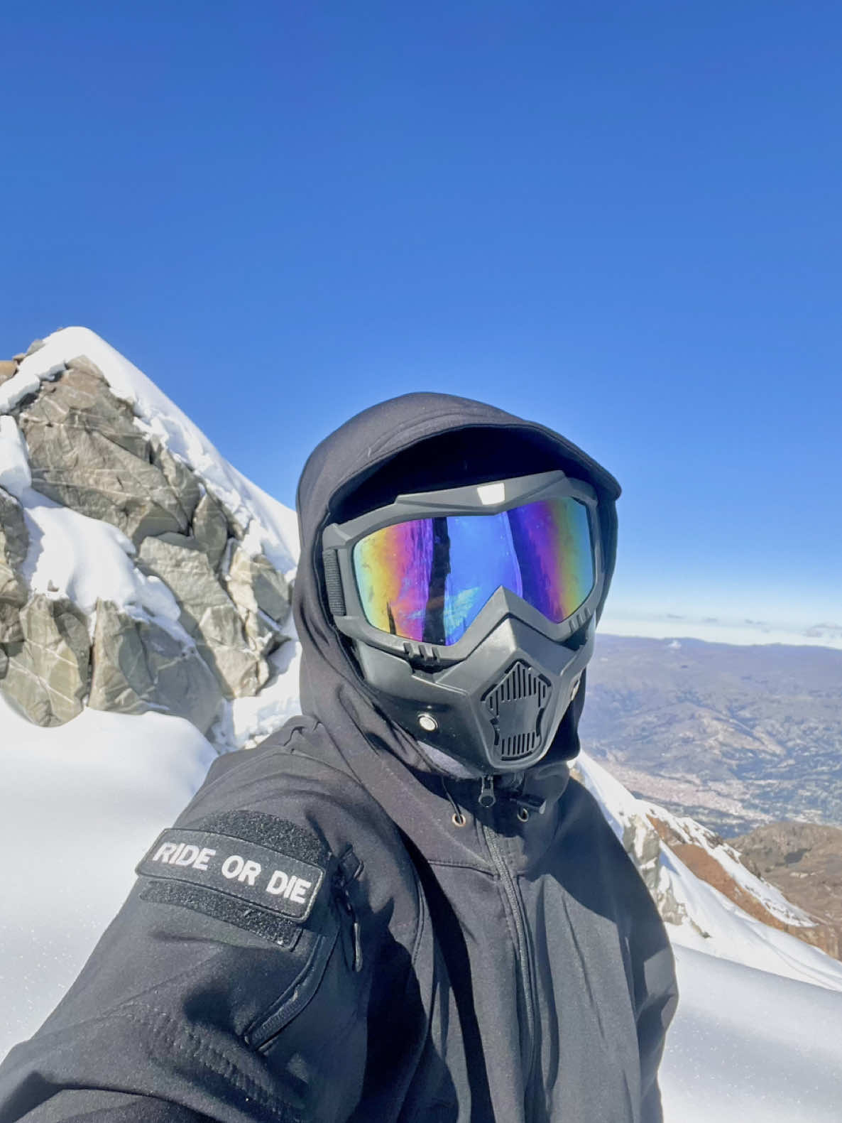 Nevado Vallunaraju entre los Andes Peruanos  @josstriip🏔️ #trekking #nevados #nevadosperu #snow #snowman #hike #adventure #travel #huaraz #costarica🇨🇷 #fyp 