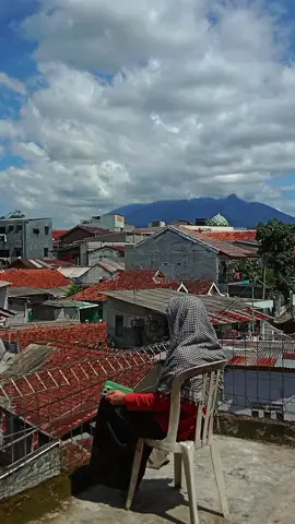 *إن حب شخص جميل مثل السماء يجب أن تلتقطه السماء*  » Mencintai seseorang yang seindah langit *maka harus di jemput dengan jalur langit.😂