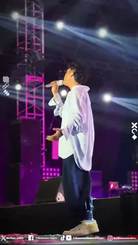Penyanyi Vidi Aldiano menghadapi gugatan hukum dari Keenan Nasution dan Budi Pekerti di Pengadilan Niaga Jakarta Pusat terkait dugaan pelanggaran hak cipta atas lagu Nuansa Bening.  Gugatan ini muncul setelah upaya mediasi antara kedua belah pihak gagal menemukan kesepakatan, khususnya terkait nominal ganti rugi.  Sebelumnya, pihak Keenan dan Budi sebagai pencipta lagu telah mencoba menyelesaikan perkara secara damai melalui jalur mediasi.  Sayangnya, penyelesaian itu tidak membuahkan hasil. Vidi Aldiano tidak hadir secara langsung dalam mediasi dan hanya mengirimkan tim kuasa hukum sebagai perwakilan.  Menurut Minola, kendala utama dalam mediasi adalah perbedaan pandangan mengenai besaran nilai ganti rugi.  Meski sudah diakui bahwa lagu Nuansa Bening dibawakan tanpa izin, angka kompensasi yang ditawarkan dinilai terlalu rendah.  Saat ditanya tentang nominal ganti rugi yang diminta, Minola memilih untuk tidak membocorkannya di hadapan media.  #tribunsultra #tribunnewssultra