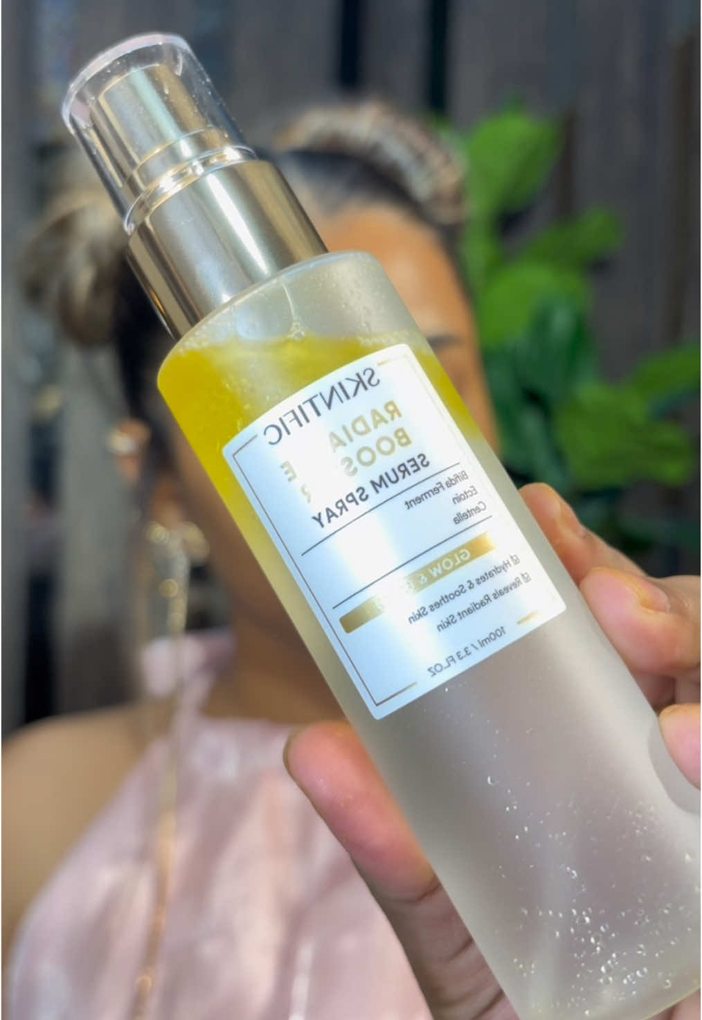 Honestly , if you’ve been trying so hard to achieve a glowy look please RUNNNNN and get this darlings coz no matter how mattifying your look is - this one serum spray can literally gives you a glass and glowy skin finish at the end of your makeup! I’ll be posting more videos of it coz IM IN LURVEEEEE BESTIE!!!!😭💗 • • • • • • #foryoupage #skintific #skintificserumspray #glowylook #glasskinlook #fyp #viral #beautyenthusiast #dashbeauty0607 #beautyguru #beautybloggers #BeautyTok #darshu_070 #beautytok #beautytok 
