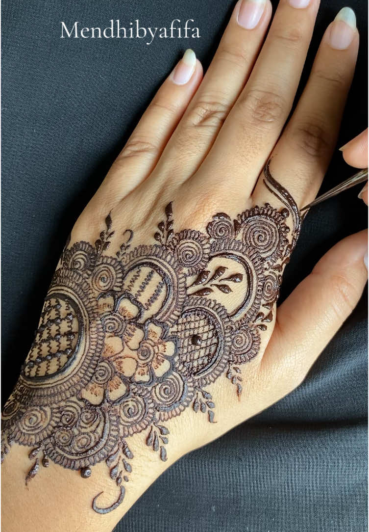 hennartist henna #mendhi #viralvideos #reels #relitfeelit #simpleeid #eid #eidlook #hennartist #simplehenna #hennalove #Love #hennaart #hennatattoo #eidmubarak #eidseries #hennalahore #ramzan2025 #eid2025 #trending #viralart #afifa #afifahenna #instagram 
