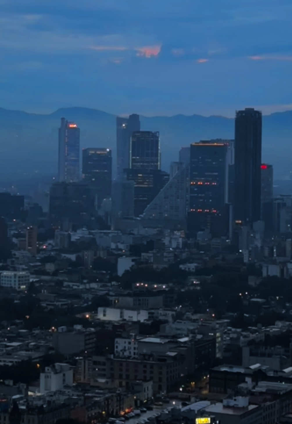 El imponente y maravilloso Skyline de la Ciudad de México por la tarde…una hermosa vista a Paseo de la Reforma desde la Torre Latinoamericana en El centro histórico de esta hermosa metrópoli 