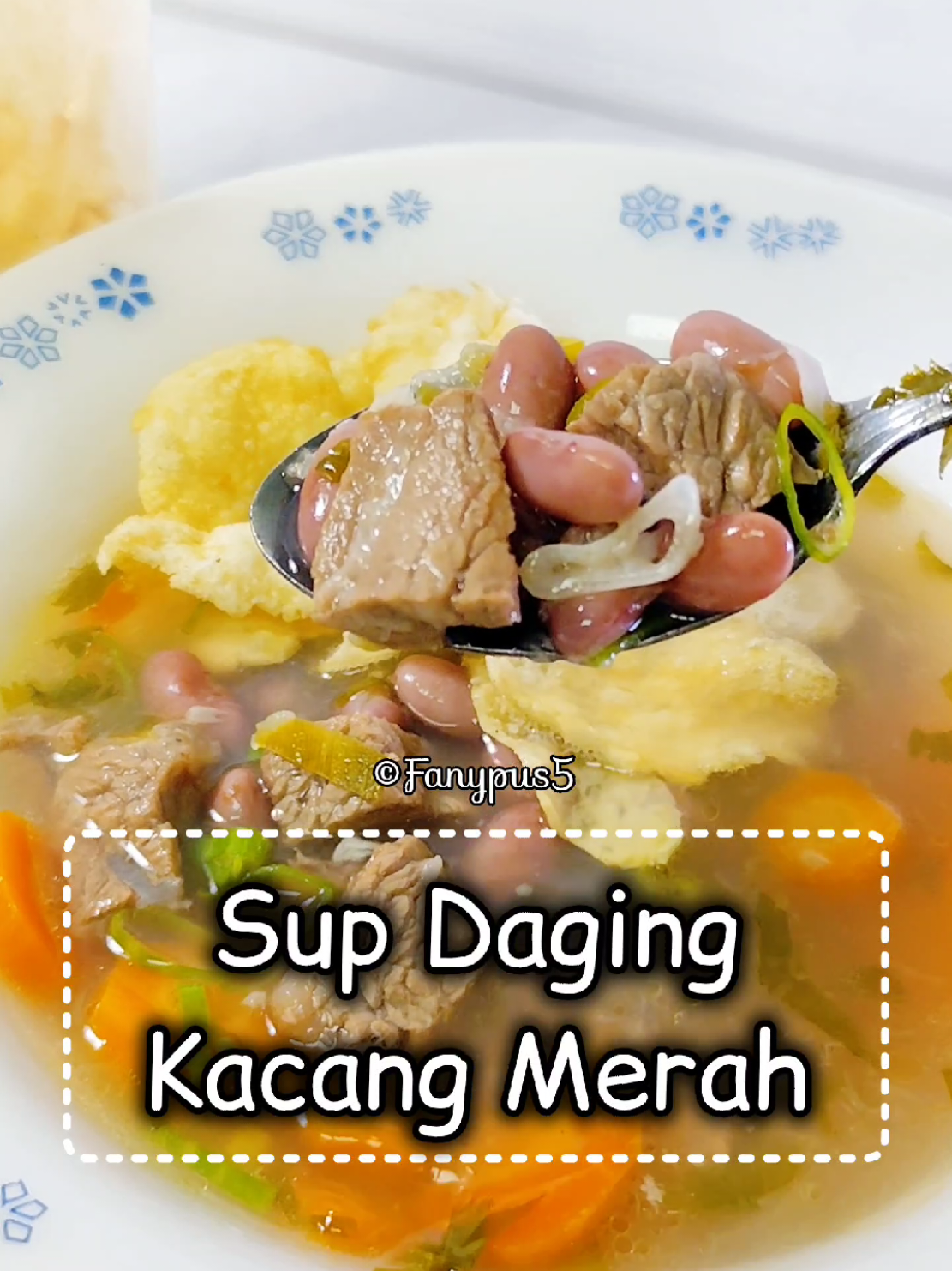 Sup Daging Kacang Merah (Beef & Red Bean Soup) is one of the healthiest dishes my mom makes for me 🥩🫘✨ She got the recipe from her mom (my grandma!) so it always feels nostalgic and comforting 🥹💗 I heard it's from Manado? But mom said it's actually Dutch-influenced — no wonder she loves it so much! 🥰 Here's the recipe: 🥩 Brisket (250-300 gr) 🫘 Fresh red kidney beans (3 bunches, ~100 gr peeled) 🧄 Garlic (3 cloves) 🌰 Shallots (2-3 cloves) 🧂 Salt (½-1 tsp) 🧂 White peppercorns (1 tsp) 🟤 Nutmeg granted (⅕ tsp) 🧂 Beef powder 🌱Green onions (1 stalk) 🌱 Celery (1 stalk) 🍪 Emping crackers (optional) Steps: 1️⃣ Boil the beef using the 5-30-7 method: - 5 min on medium heat - 30 min rest with heat off - 7 min back to boil 2️⃣ Peel and soak red beans for 10 min, then boil for 15 min 3️⃣ Cut the beef into your favorite shape 4️⃣ Grind garlic, shallots, salt, pepper, and nutmeg until smooth 5️⃣ Boil the beef in broth, add some water if needed 6️⃣ Sauté the ground spices until fragrant 7️⃣ Add them to the boiling broth and stir well 8️⃣ Add beef powder, chopped green onion, and celery 9️⃣ Serve hot! Warm, protein-packed, super comforting, and made with love 💕 Just like a warm hug from home 🏡✨ #SowEazy #imdonesianfood #dutchfood #soup #beefsoup #healthyfood #healthyrecipe #highprotein 