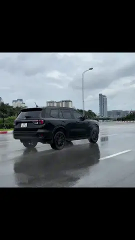 Everest sport đen ngày mưa 🌧️ #xuhuong #xedep #ôtô #trend #fordeverest #mydinhford #everestsport 