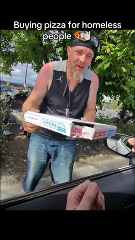 Spreading kindness😁#pizza #feeding #homeless #fyp 