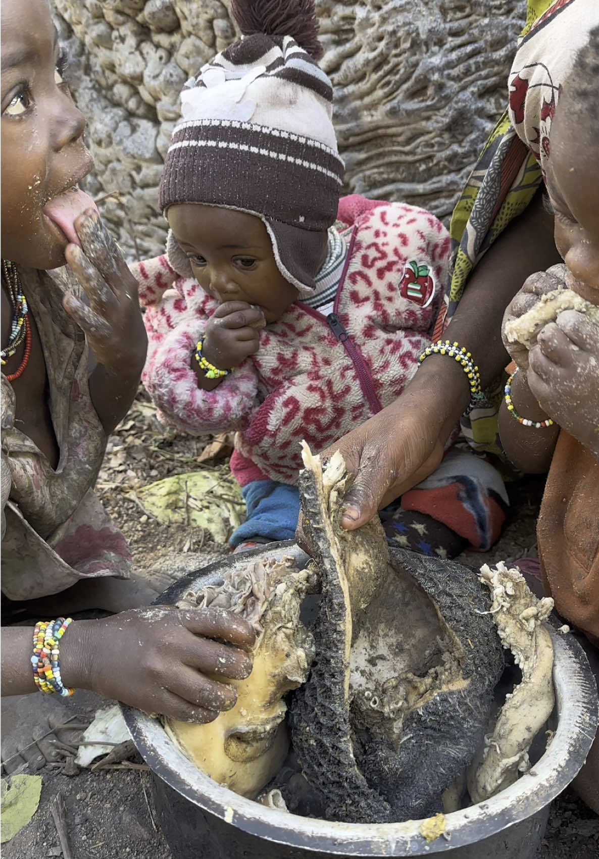Hazabe enjoying their meal #hadzabetribe #eatingshow #meat 