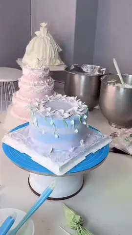 My favourite cake style #fyp #cakedecorating #cakelearning #diycake #anniversarycake 