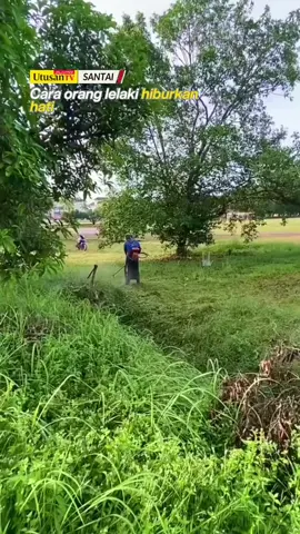 27 MEI 25: Lari dulu, gelak kemudian 🤣🤣🤣. 📽 milik @azey696 #beritaditiktok #trendingnewsmalaysia #fyp #mesinrumput 