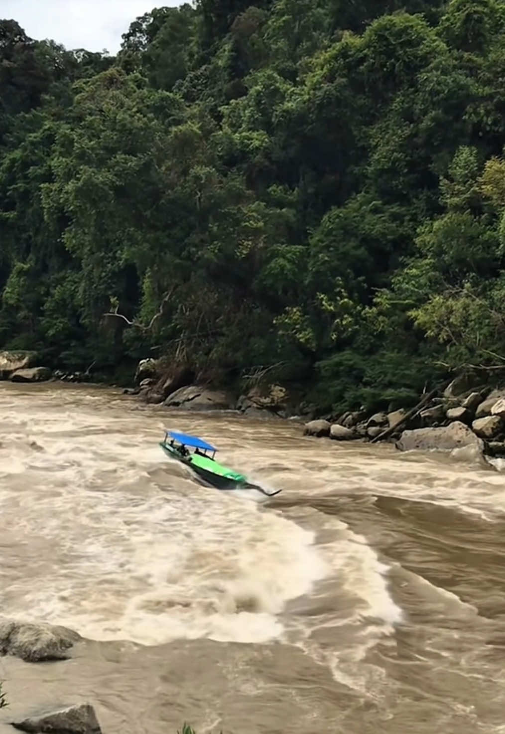 “Tantangan di Sungai Mahakam” Riam Udang dikenal sebagai salah satu riam paling berbahaya di wilayah Kabupaten Mahakam Ulu. Tempat ini sudah memakan banyak korban jiwa dan menyebabkan berbagai kerugian. Saat debit air Sungai Mahakam sedang tinggi, gelombang di Riam Udang jadi makin ganas dan sulit dilalui. Tapi sebaliknya, di musim kemarau, airnya cenderung tenang dan kecil. Menariknya, ini adalah satu-satunya jalur yang bisa dilewati speed boat dan long boat. Jadi, meski berbahaya, Riam Udang tetap jadi rute penting bagi warga yang beraktivitas di kawasan ini. 📽️source : @Wanz12 🎟️  #mahakamexplorer #kalimantan #kalimantimur #mahakamulu #reels #fy #sungaimahakam 