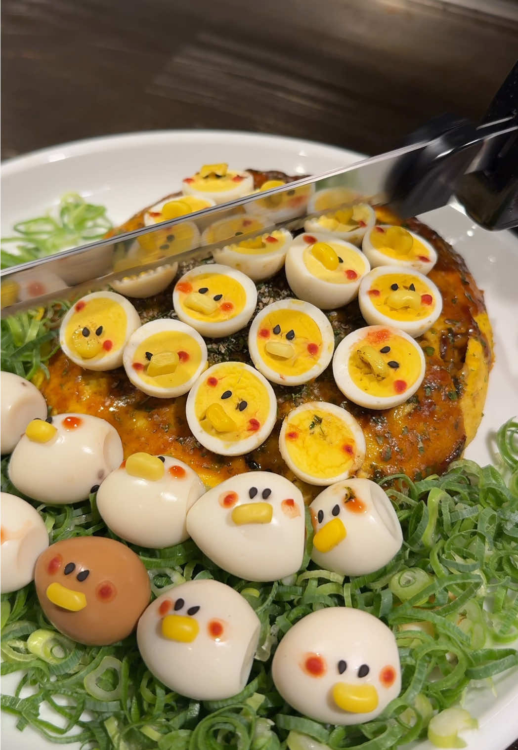 チェーンソーでぶった斬るお好み焼き !? 元有名お好み焼き店で店長を勤めてた腕ある店主さんが営むお店 !! 鉄板料理が絶品すぎると話題なんだけど、チェーンソーでぶった斬る”広島お好み焼き”が食べたすぎて訪問💨 丸い可愛いフォルムのお好み焼きに、ひよこの大群をトッピング🐣チェーンソーで切られててブルブル可愛かった😂 夜は居酒屋でコスパ最強だって…。 次は夜にお伺いします！ －－－－－－－－－－－－－－－ 動画の商品はこちら↓ 🤤コイゴコロの広島お好み焼き。 1518円 🥚うずらトッピング 120円/個 －－－－－－－－－－－－－－－ 🗾【店名】鉄板焼きと旨い酒 コイゴコロ。 📍【住所】愛知県名古屋市中区新栄3-17-12 杉本ビル 1F 💤【定休】火曜日 ⏰【営業時間】11:30〜14:00/17:30〜23:00 💰【料金】1000円〜 －－－－－－－－－－－－－－－ \ Chainsaw-cut okonomiyaki!?! / Yup — you read that right. Run by a former head chef of a famous okonomiyaki shop, this place has gone viral for its next-level teppan dishes. I had to try their Hiroshima-style okonomiyaki — it’s round, fluffy, and yes, sliced with a chainsaw. And of course… I topped it with a swarm of quail egg chicks. Because why not? Apparently, the izakaya vibe at night is unbeatable for value — next time, I’m coming for drinks too! －－－－－－－－－－－－－－－ 🤤 Hiroshima Okonomiyaki “Koigokoro” – ¥1,518 🥚 Quail Egg Topping – ¥120 each 【Teppanyaki & Sake Koigokoro】 📍 1F Sugimoto Bldg, 3-17-12 Shinsakae, Naka-ku, Nagoya, Aichi ⏰ 11:30–14:00 / 17:30–23:00 💤 Closed Tuesdays 💰 From ¥1,000 #名古屋グルメ #名古屋 #愛知グルメ #名古屋カフェ #愛知 #Japanesefood #japanfood #japantrip #japantravel #nagoya #aichi