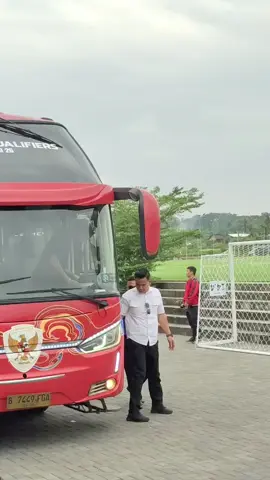 TIMNAS INDONESIA tiba di lapangan Bali United Training Center, Pukul 16.44 Wita. . Tampak hadir pemain Beckham Putra, dan pemain lainnya.