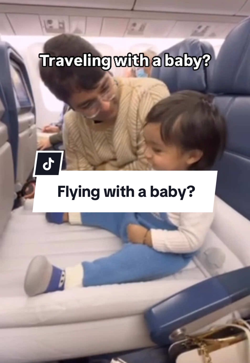 This little one is all settled in on their Flyaway Kids Bed mid-flight — comfy, cozy, and totally at ease. It’s moments like these that remind us how much easier travel can be with the right setup. #FlyawayKidsBed #TravelWithKids #BabyOnBoard #ToddlerTravel #FamilyTravel #FlyingWithKids #ParentingTips #TravelHack #TravelEssentials #AirplaneTravel