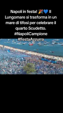 Napoli esplode di gioia! 💙🎉 Il Lungomare Caracciolo invaso da un mare azzurro per celebrare il quarto Scudetto. Emozioni indescrivibili, cori, fuochi d'artificio e una città intera in festa. Guarda il video e rivivi la magia! ⚽🏆 📍fonte: @FNSBlog #NapoliCampione #FestaAzzurra  #Scudetto2025  #LungomareCaracciolo #TifosiNapoli #SerieA #CalcioItaliano #PassioneAzzurra #ForzaNapoli #Napoli