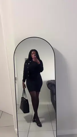 Little corporate girlie 🖤🖤🖤#corporatelife #blackdress 