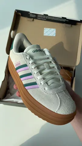 If you’ve been waiting for a sign… 👀 Time to check out 👟 #ZALORAIndonesia #ZALORAPastiOriginal #Sneakershead #Adidas #sneakersoriginal 