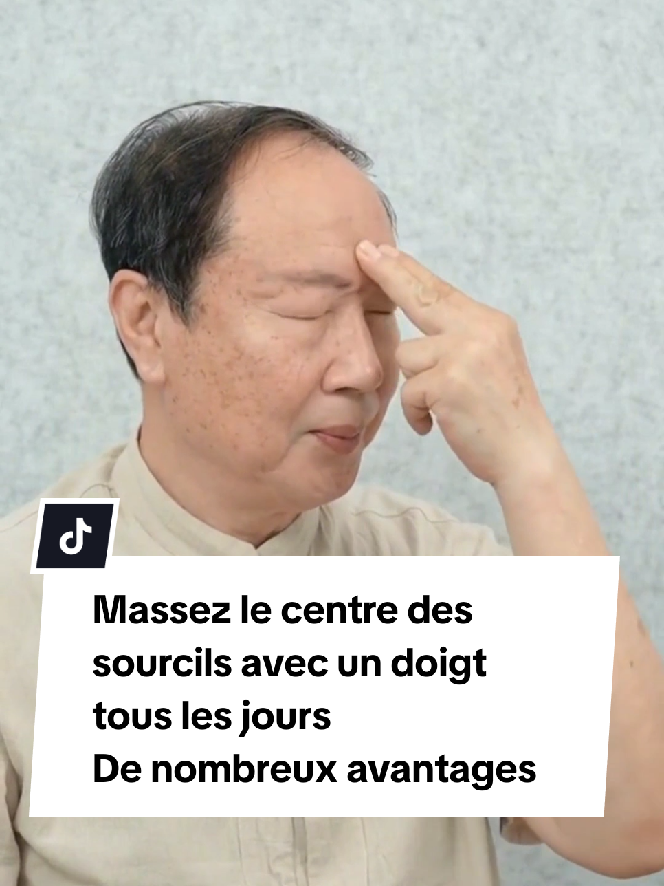 Massez le centre des sourcils avec un doigt chaque jour et vous obtiendrez de nombreux bienfaits Faites attention! Utilisez votre index et votre majeur pour masser la zone entre vos sourcils 50 fois, une série le matin et une série le soir. Continuez à masser tous les jours pour améliorer la microcirculation de la tête, ce qui est bénéfique pour nos cinq sens ! Faites attention à ZoYitang et vous ne ferez pas de détours dans votre vie saine.