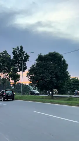 ✨🛵  #batam #batampunyacerita #anakbatam #batuajibatam #senja #batamtiktok #tren #kepri 