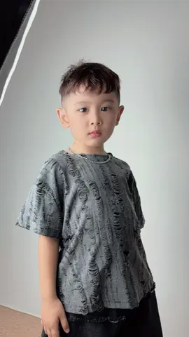 Baju robek2 gitu tambah keren kan 🤭 aku spil tuhhh 👇🏻👇🏻👇🏻 @AzkhanDaffa #CapCut #fyp #kaosanak #setelananak 