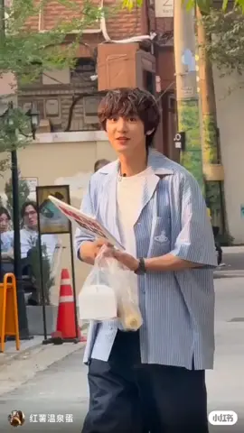 Imagine crossing paths with Chanyeol like this, Ohmygod I'm diedddd 🫠🫠🫠🫠(crdt this video to the owner) #CHANYEOL #chanyeol #exochanyeol #parkchanyeol #real_pcy #EXO #exo #weareoneexo #weareoneEXO #weareoneexosaranghaja #weareoneexol 