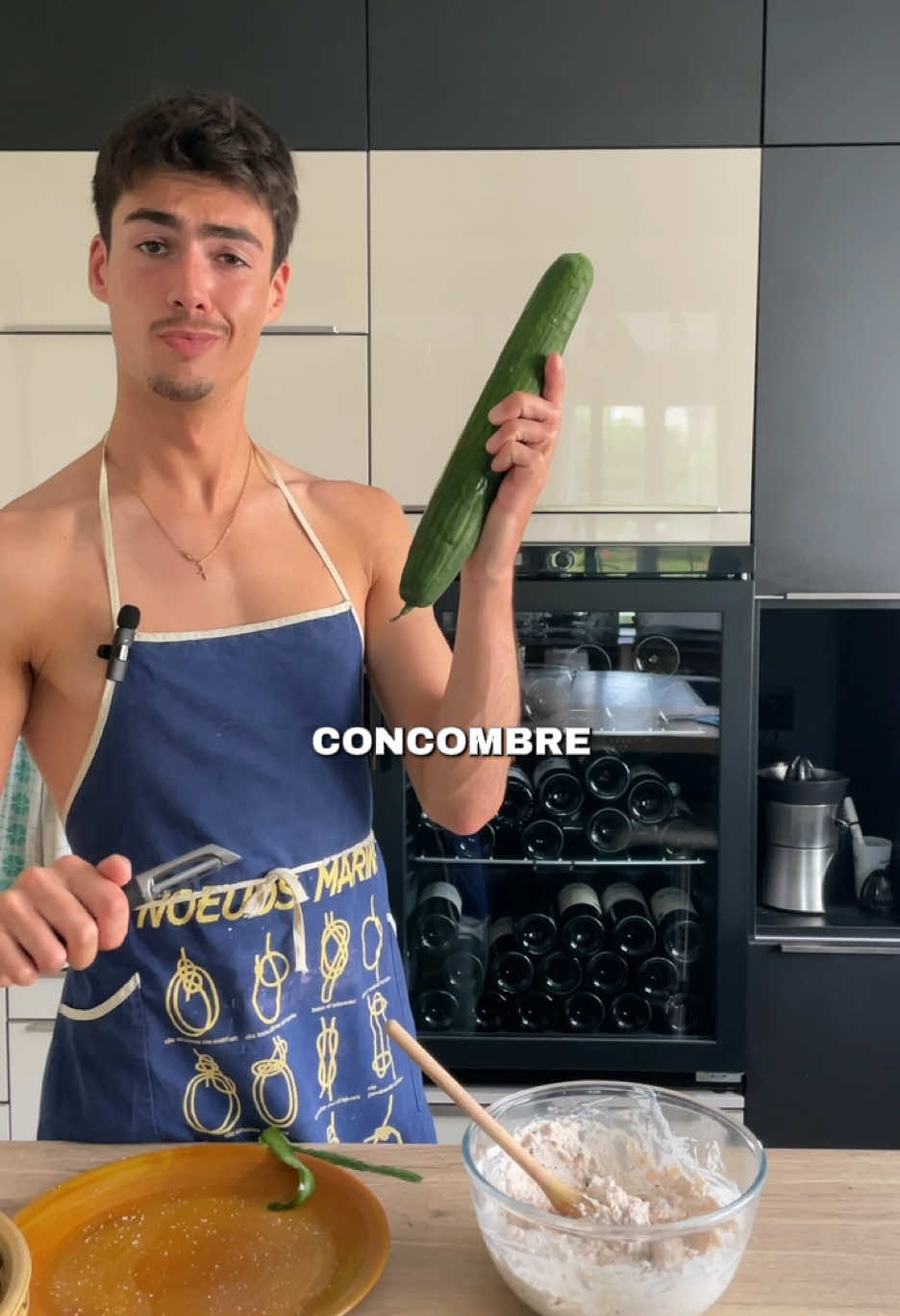 Tarte concombre frais 🥒 1 concombre 1 pâte brisée  1 ricotta  1 échalote 1 boîte de thon  Ciboulette  Persil  Sel/poivre  Huile d’olive  Bon appétit les poufi**sse 