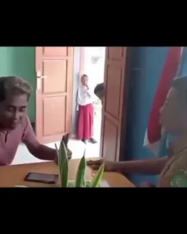 Seorang pria bernama Muhlis, yang mengaku sebagai anggota LSM Bidik, memicu kericuhan di SDN Duko 1, Arjasa, Pulau Kangean, Sumenep, Jawa Timur. Dalam video yang beredar, ia terlihat menggebrak meja dan berteriak di ruang guru karena tidak puas dengan penjelasan terkait dana Bantuan Operasional Sekolah (BOS). Ketika diminta keluar, ia justru menantang balik. “Ayo pvkul saya, pvkul, pvkul,” teriaknya dengan nada tinggi. Insiden ini terjadi pada Senin pagi, 26 Mei 2025, sekitar pukul 08.30 WIB. Kepala sekolah Moh. Yunus mengatakan, aksi tersebut membuat siswa ketakutan. “Sampai anak-anak siswa menjerit-jerit karena kejadian kemarin.  Dia orang lokal, seolah-olah sikapnya, sesuai yang di video, arogansinya,” ujarnya. Muhlis akhirnya diusir dari sekolah dengan bantuan guru dan siswa yang geram dengan tindakannya. Yunus menyebut, kejadian serupa sudah dua kali terjadi di SDN Duko 1, meski pelakunya berbeda dan saat itu mengaku sebagai wartawan. “Pada saat kami tunduk pada mereka (LSM), teman-teman akan semakin dipermainkan.  Itu pernyataan dari KKKS dulu pada kami,” terang Yunus. Pihak sekolah sudah melaporkan insiden terbaru ini ke Dinas Pendidikan Kabupaten Sumenep, namun belum ke polisi karena khawatir proses belajar terganggu jika harus bolak-balik memberi keterangan. 📹Via : ikl_nusantara #lsm #viral #news #berita