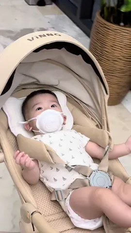 Các bác chịu khó tập 1-2 lần là con đeo quen ngay đó  #mommycoca #khautrangchobe #khautrangtamlongvang #khautrangembe 