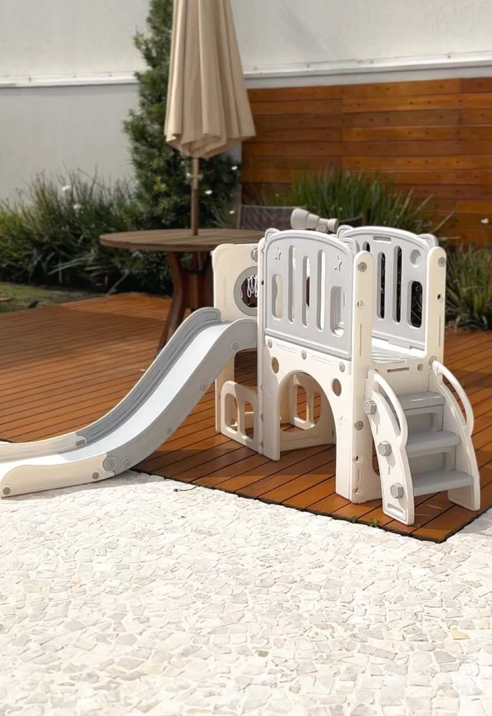 Conheça o Playground Infantil com 2 Torres da Freso! 🤩 Mais do que um brinquedo, é um convite diário à aventura dentro e fora de casa. Disponível nas cores Grey, Spring e Infinity, ele transforma qualquer espaço em um cenário de brincadeiras, desafios e descobertas 😎🛝 💙 Nos siga nas redes sociais @fresooficial