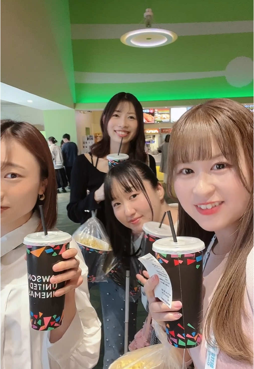 コナン4DX楽しかった👓🎀 今もあかぎ団の団長わかちゃんとゴーレッツゴー踊れるゆーなちゃんと、遊んだよ✌️笑 #コナン #コナン映画 #4dx  #卒業しても仲良し #高明 #コナン君 #オタク #お面 #推し活 #勘ちゃん #ぬい #ぬい活 