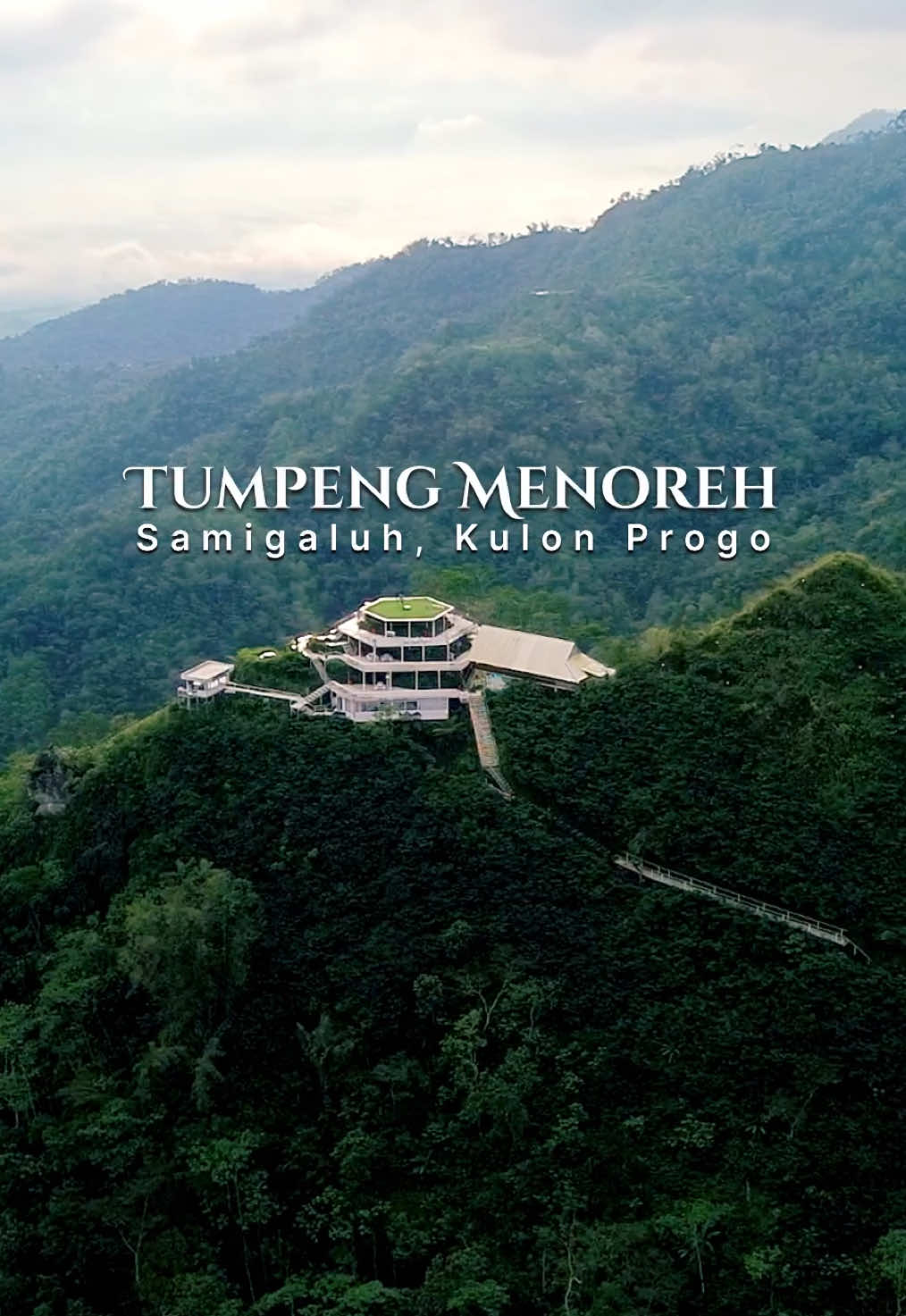 The best view 360 derajat! disini kalian bisa melihat pemandangan dari segala sisi🤩 pegunungan menoreh, kebun teh, tebing yang indah✨ Best time kesini pas sunrise ya, kalau beruntung kalian bisa melihat sunrise cerah + lautan awan!!!🤩 Yuk agendakan liburan kesini✨  . 📍@tumpengmenoreh @tumpeng.ayu   Samigaluh, Kulon Progo . #tumpengmenoreh#tumpengayu#tumpengmenorehkulonprogo#tumpengayukulonprogo#samigaluh#wisatakulonprogo#wisatajogja#fyp#fypシ゚ #fypage #viral #viralvideo #viraltiktok #4upageシ 