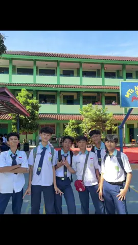 pelajar unyu”🤗 #fypシ゚viral🖤tiktok #lewatberandafypシ #pelajarsmp #livephoto 