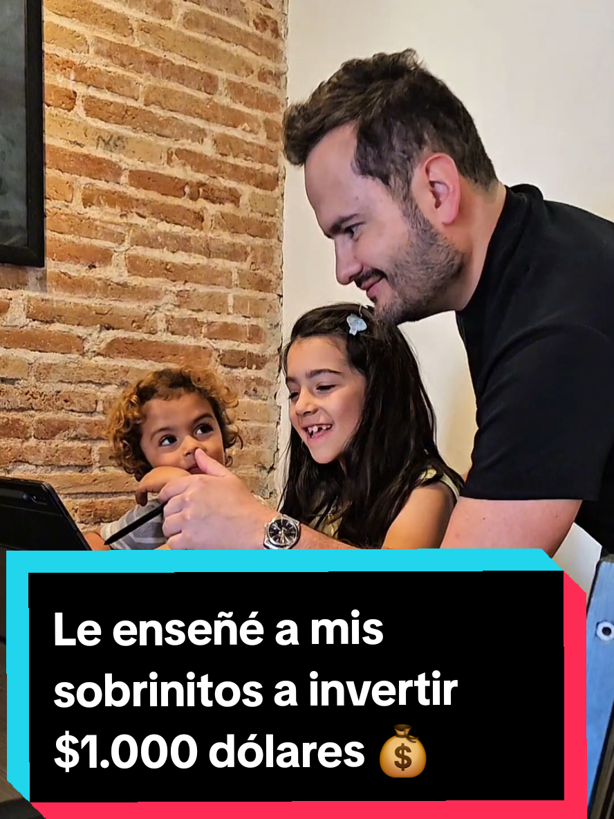 Mis sobrinitos serán millonarios   #creatorsearchinsights #wealth #riqueza #libertadfinanciera #comoinvertir #dinero #finanzas #inversiones  Le enseñé a mis sobrinitos a invertir sus primeros $1.000 dólares en la bolsa de valores  Y esto fue lo que compramos  Y no les digan nada, pero los $1.000 dólares que invirtieron los donaron mamá y papá Primero invertimos $300 dólares en el VOO, el ETF que sigue el precio del S&P500.  Les expliqué a mis sobrinitos que con el VOO, están invirtiendo en las 500 empresas más grandes de Estados Unidos, en un solo ETF poner agua  Después invertimos $200 dólares en el QQQ que es otro ETF que sigue el NASDAQ100 y se enfoca en las 100 empresas de tecnología más grandes del mundo  A mis sobrinitos les encanta ganar dinero mientras duermen por lo que invertimos $200 dólares en el ETF SCHD que se enfoca en empresas sólidas con pago de dividendos consistentes  Y como están empezando a invertir siendo muy muy jóvenes, eso significa que pueden tomar más riesgos por lo que invertimos $100 dólares en MICROSOFT, $100 en TESLA y $100 dólares en BITCOIN Si esta inversión de $1.000 dólares les genera en promedio un 20% de retorno anual, cuando mis sobrinitos cumplan 30 años, esos $1.000 dólares se habrán convertido en $130.000 dólares de capital Ya están empezando a entender la fuerza incontenible que es el interés compuesto Nadie me enseñó la importancia de invertir cuando era joven así que sólo quiero ser para ellos el mentor que a mi me habría encantado tener Así que śigame y comente la palabra INVERTIR si quiere aprender la educación financiera que el colegio nunca nos enseña.