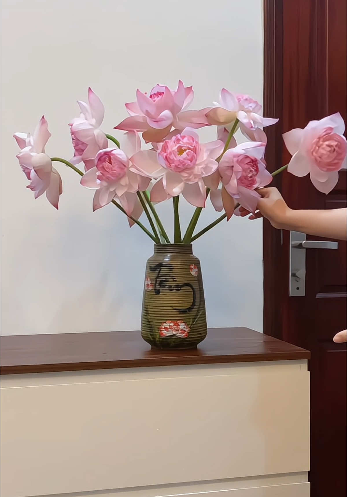 Bình Gốm mộc cắm sen thì đẹp khỏi bàn lun ạ, nay em mua chục sen super 55cá cắm dâng lễ mùng 1 ah #binhhoa #gomsu #lohoabattrang #hoasen #sensuper #binhgombatrang 