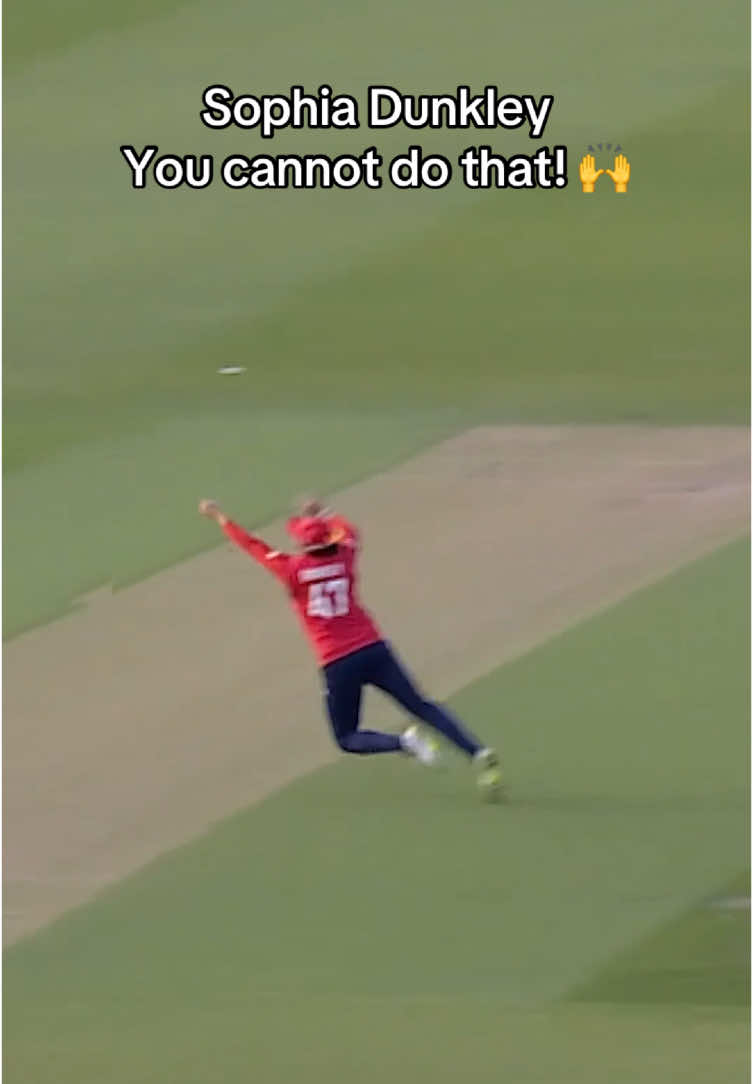 Don’t hit it near Dunks at the moment! 🫴🙌🏏 @Sophia Dunkley  #englandcricket #cricket #womenscricket #crictok #sophiadunkley 