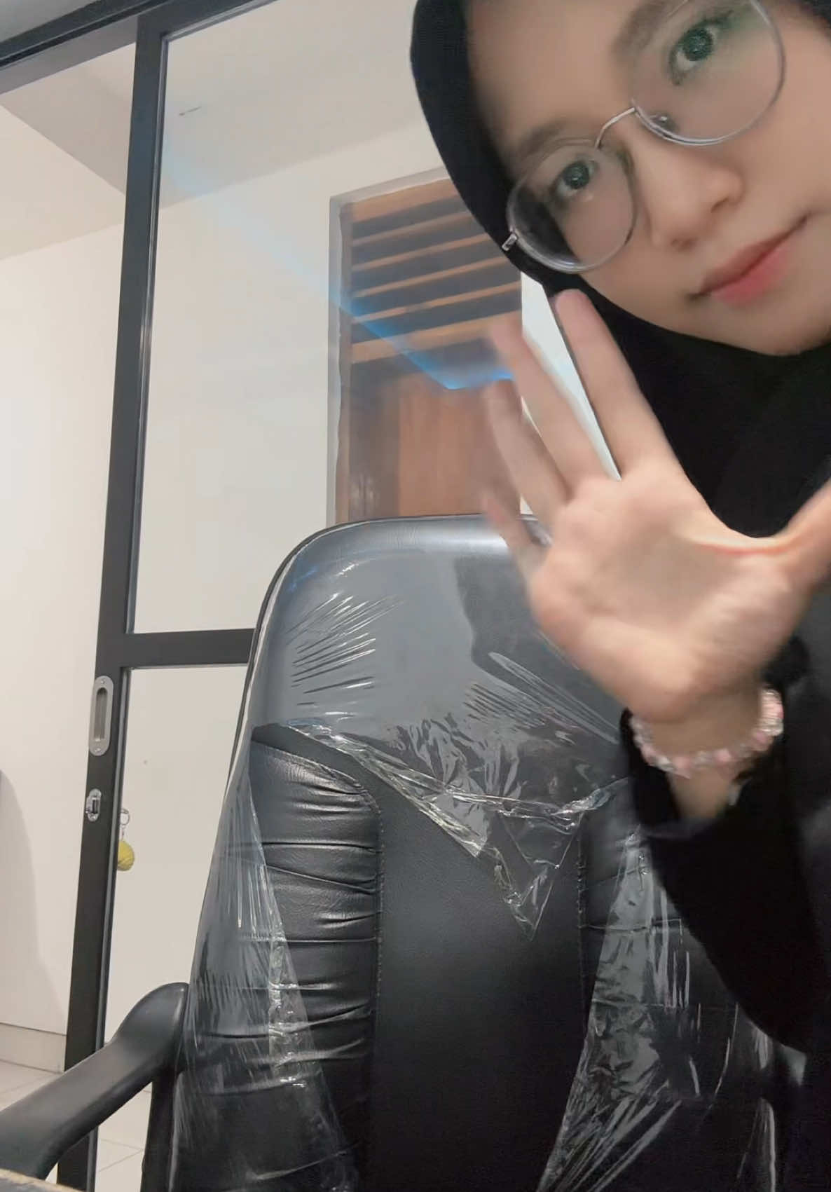 aku berhutang ribuan maaf kepada diriku sendiri karena seringkali memaksakan semuanya, maaf atas lelah yang tak pernah dirasa maaf atas tangis yang selama ini terpendam sendiri maaf jika harus bersikap baik-baik saja padahal hati dan pikiran sedang berantakan, mungkin setiap harinya tidak akan mudah, namun aku yakin bahwa Tuhan memberi porsi ujian beserta jalan keluarnya juga aku hanya perlu bersabar lagi, aku harus berusaha lebih baik lagi terima kasih teruntuk aku, atas lapangnya hati untuk bisa menerima takdir yang sedang berjalan ini terima kasih teruntuk aku, karena tetap memilih berdiri walaupun sudah jatuh berulang kali apapun yang terjadi kemarin tidak akan kusesali dan untuk hari esok aku pasti akan bersinar lag:.. -katapepy