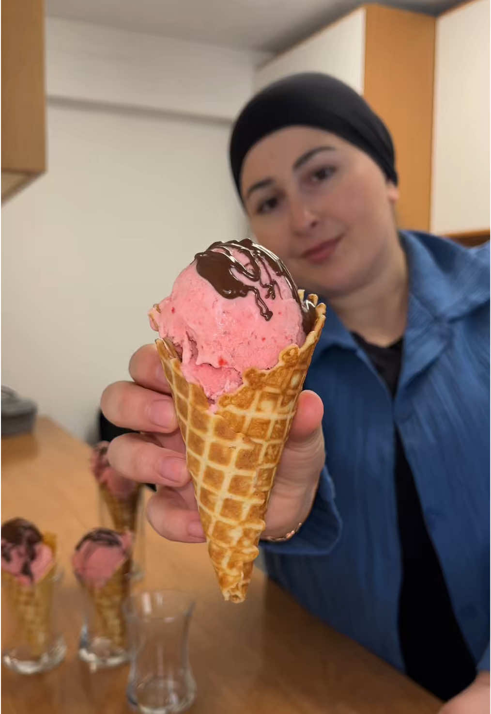 @Mamed  🍓 🍦Клубничное мороженое   Ингредиенты: Клубника — 500 г Сахарная пудра — 50 г Сливки 33% — 200 мл Приготовление: Клубнику вымыть и заморозить на 2 часа. Затем взбить в блендере с сахарной пудрой и сливками. Перелить в форму и убрать в морозильник ещё на 2 часа. 🧇 Вафли Ингредиенты: Яйца — 4 шт Сахар — 150 г Сливочное масло — 150 г (растопленное) Ванилин — по вкусу Мука — 4 ст. л. Соль — щепотка Приготовление: Смешай яйца с сахаром и ванилином. Добавь растопленное масло, муку и соль. Взбей до однородности. Выпекай в вафельнице до золотистого цвета. #мороженое #клубничноемороженое #клубника 