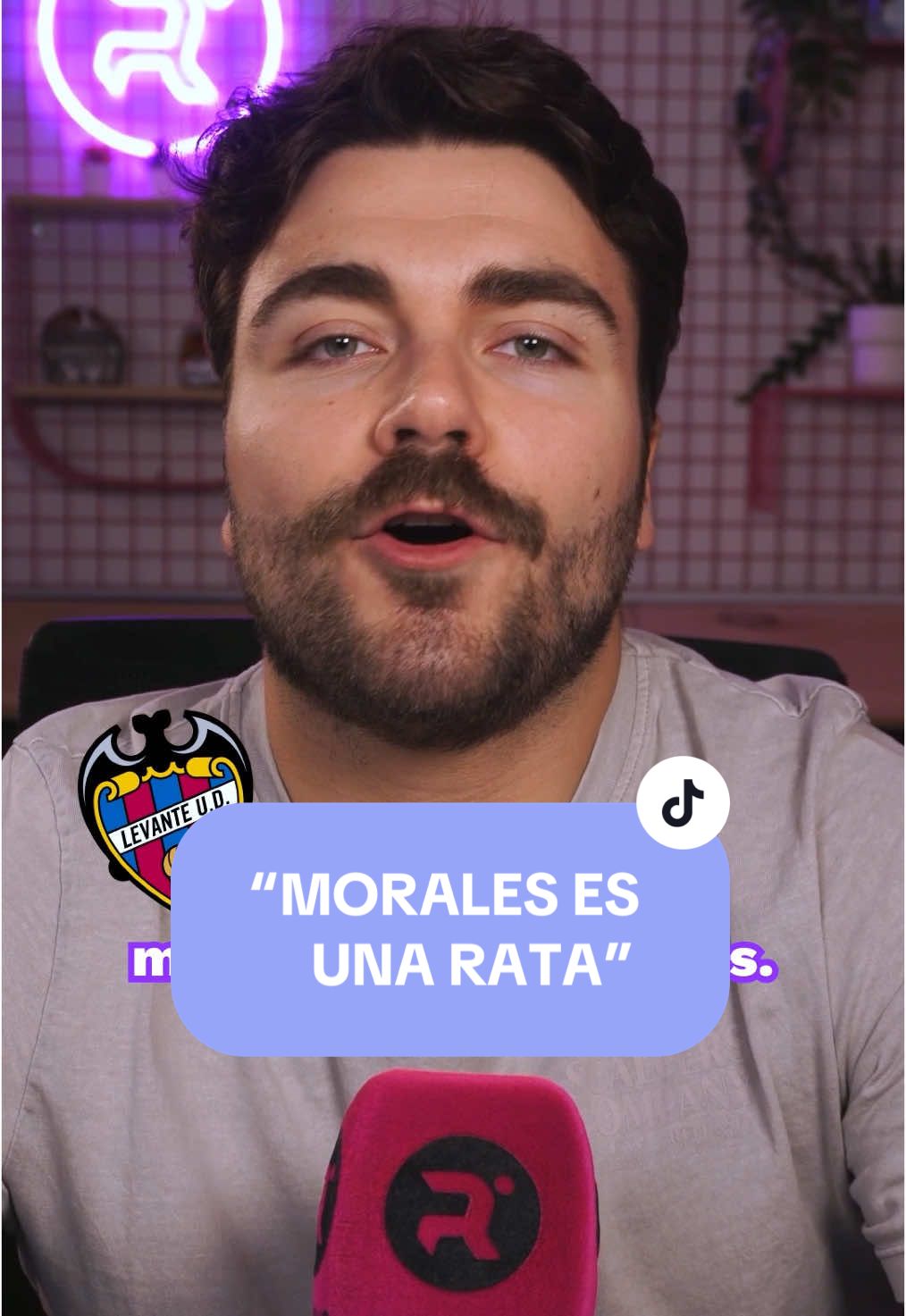 🤯 El ascenso del Levante a Primera vuelve a dejar otro momento para el recuerdo. 💬 “Morales es una rata”. Como Pezzolano tras subir al Valladolid hace un año, se vivió otro momento irónico en los festejos de un ascenso. #morales #deportesentiktok #tiktokfootballacademy #levante #laliga #ascenso #futbol 