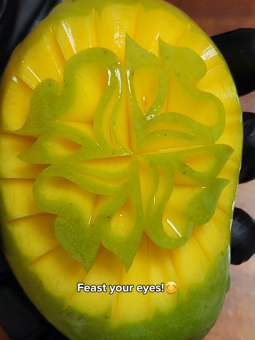 Fruit carving that’ll blow your mind!🥭🔪😊 #FoodArt #fruitcarving #oddlysatisfying #FoodArtist #mangoart #fyp 