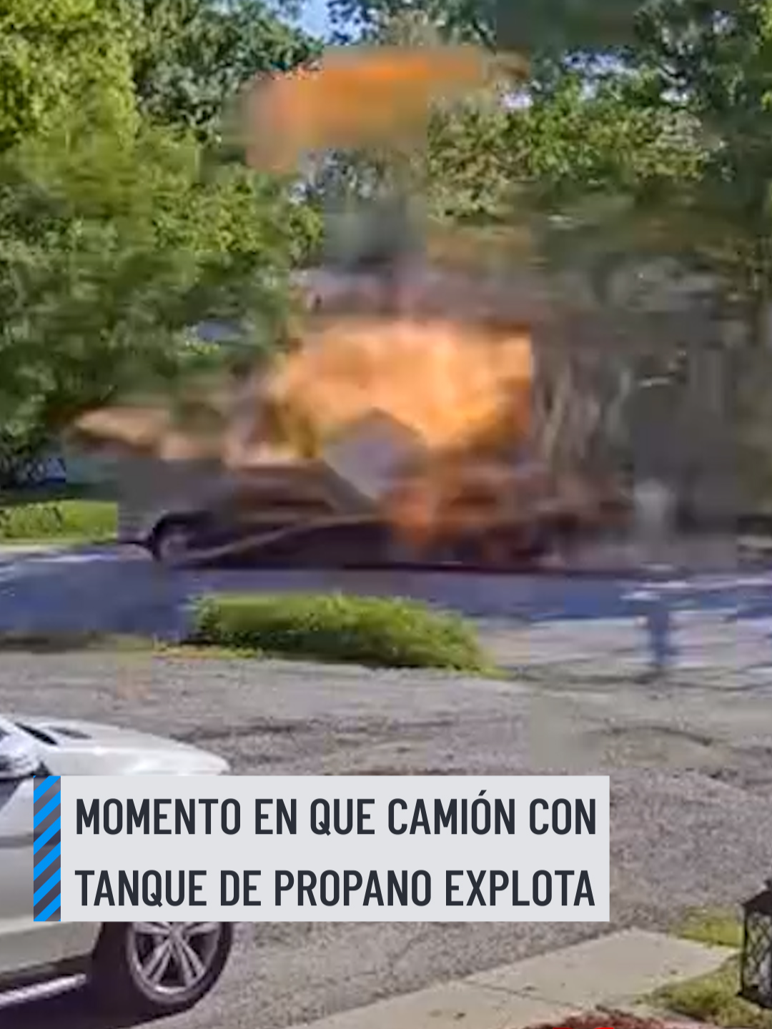 Una cámara de seguridad captó el momento en que un camión con un tanque de propano explotó en un vecindario de Chicago, causando daños en varias casas.  Las autoridades creen que una fuga de gas provocó la explosión. El conductor sobrevivió con heridas menores. #chicago #explosion #illinois #noticias